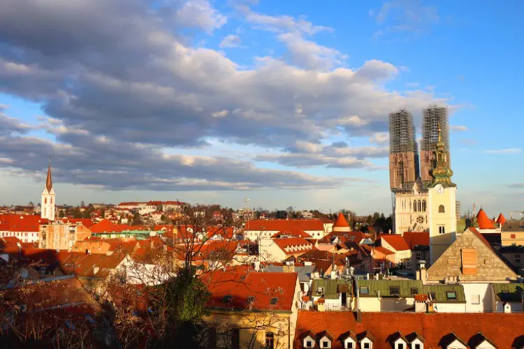 A catedral de Zagreb é um dos pontos turísticos de parada obrigatória