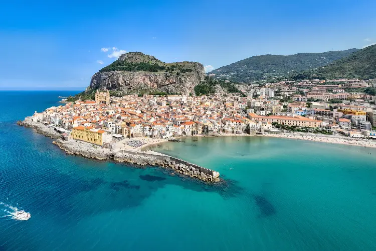 Cidade litorânea na Itália