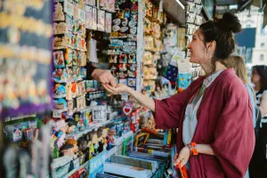 Comprar souvenir é uma recordação de viagem