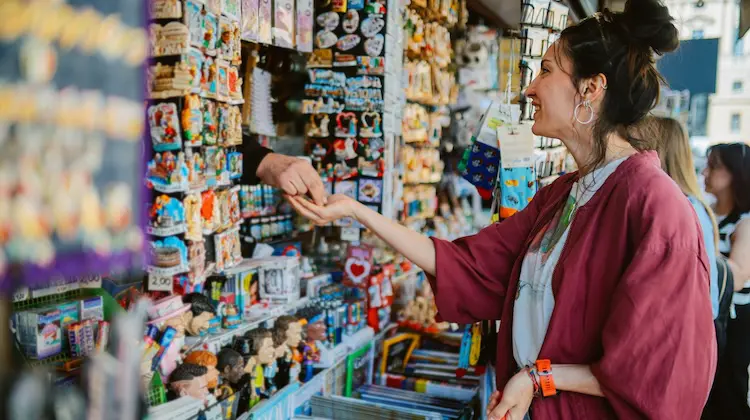 Comprar souvenir é uma recordação de viagem
