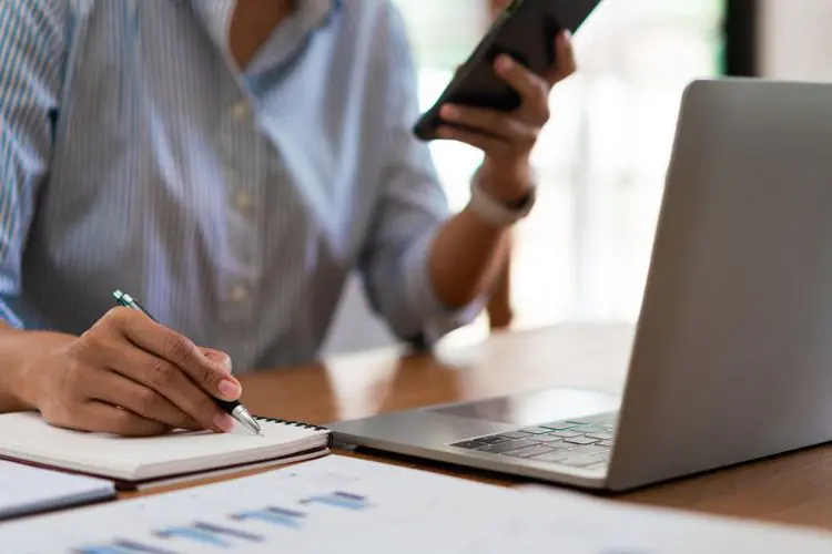 Mulher monitora quando comprar euro na internet