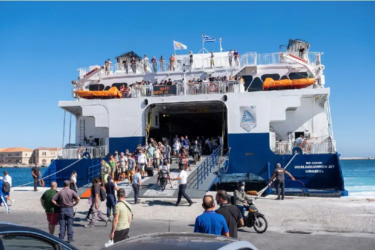 Pessoas entrando em ferry boat