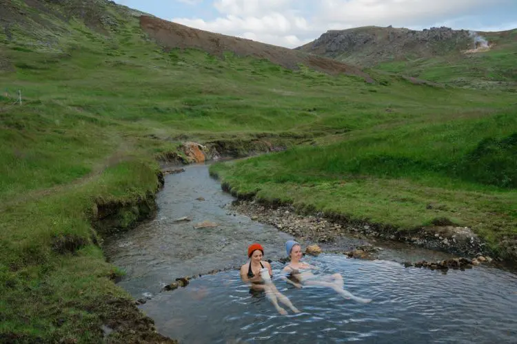 Mulheres aproveitando termas naturais na Islândia.
