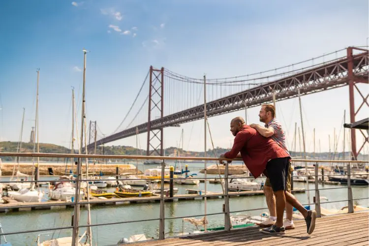 Casal LGBTQIAPN+ viajando em um dos destinos gay friendly na Europa.