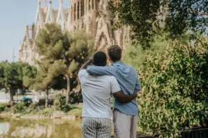 Casal gay em Barcelona, um dos destinos LGBTQIAPN+ da Europa.
