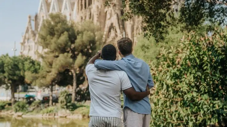 Casal gay em Barcelona, um dos destinos LGBTQIAPN+ da Europa.