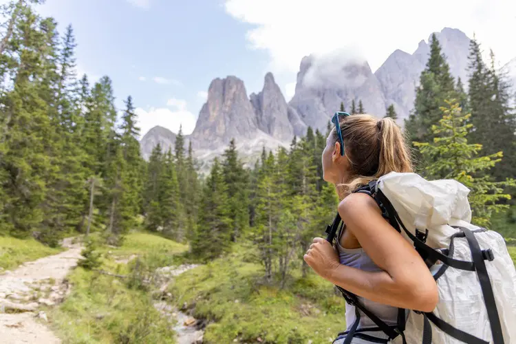 Jovem faz trilha nas Dolomitas, na Itália
