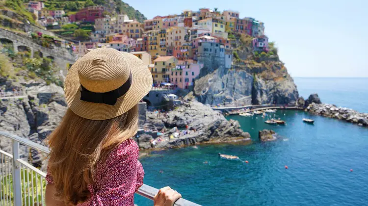 Mulher admirando cidade na Costa Amalfitana, na Europa em julho