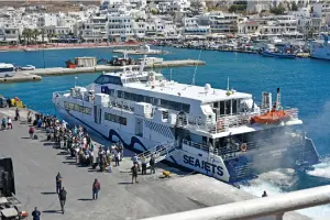 Turistas embarcando em ferry na Grécia.
