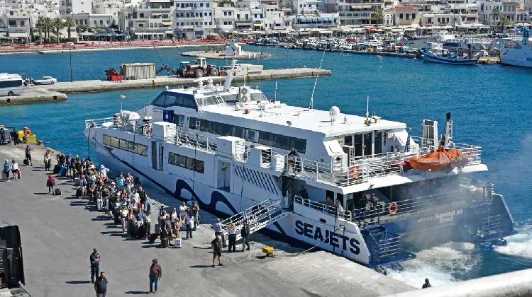 Turistas embarcando em ferry na Grécia.