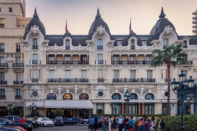 Entrada do famoso Hotel Paris, em Mônaco