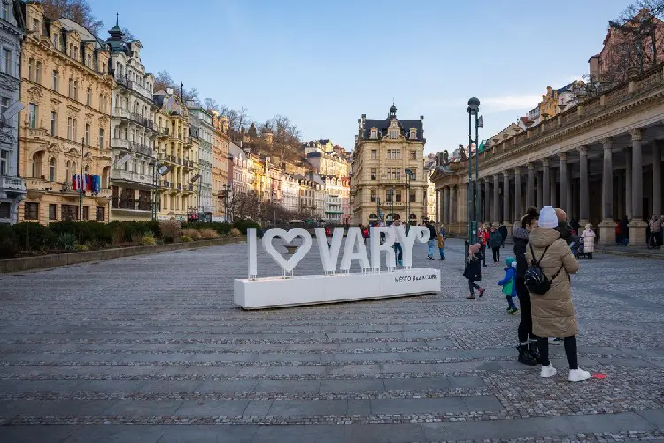 Karlovy Vary é uma cidade charmosa repleta de igrejas e edifícios clássicos e históricos