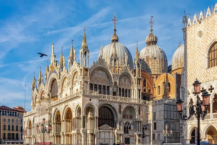 Lateral da Basílica de São Marcos na Praça de São Marcos em Veneza, Itália