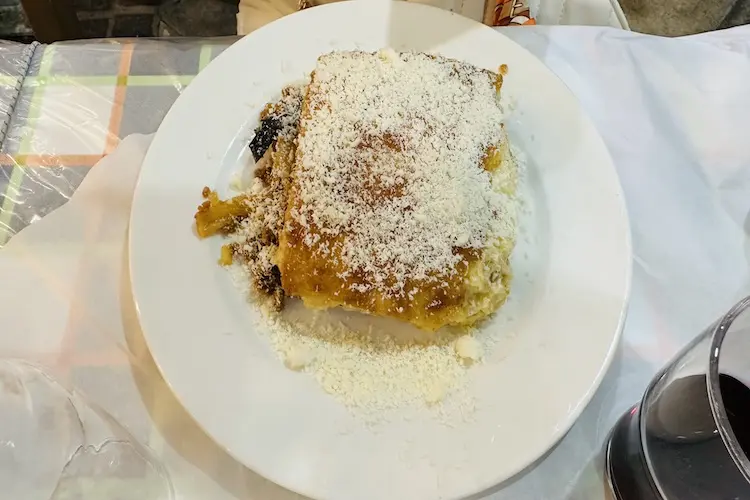 Moussaka é um prato grego.