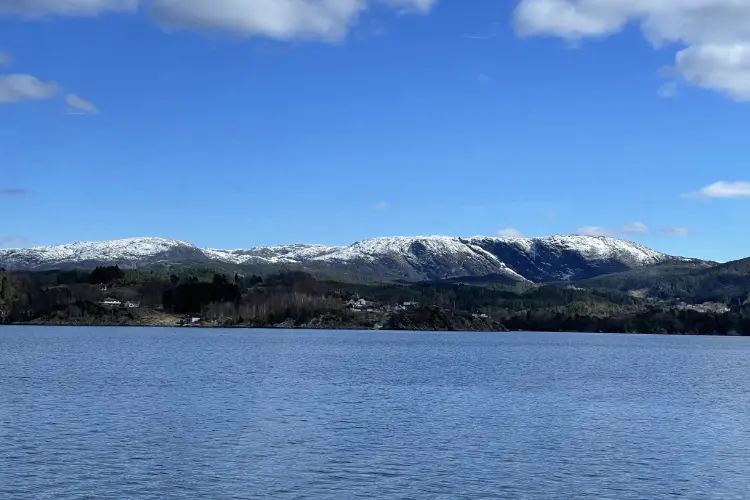 Mar da Noruega com montanha coberta de neve