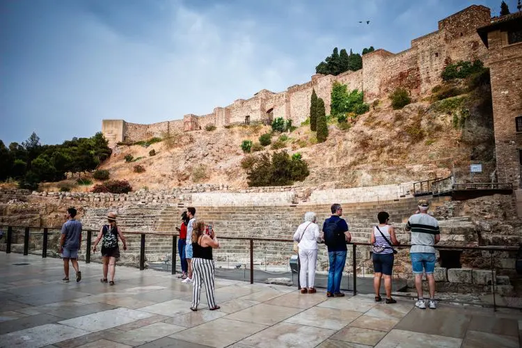 Pessoas em frente ao Alcazaba em Málaga