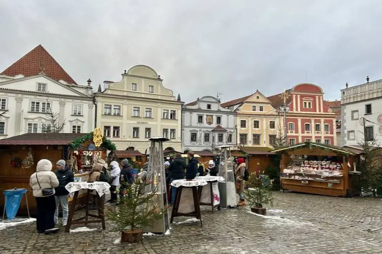 Pessoas no Mercado de Natal em Cesky Krumlov, na República Tcheca, em dia frio