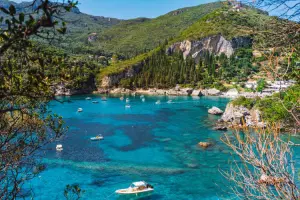 Vista de praia em Corfu, na Grécia.