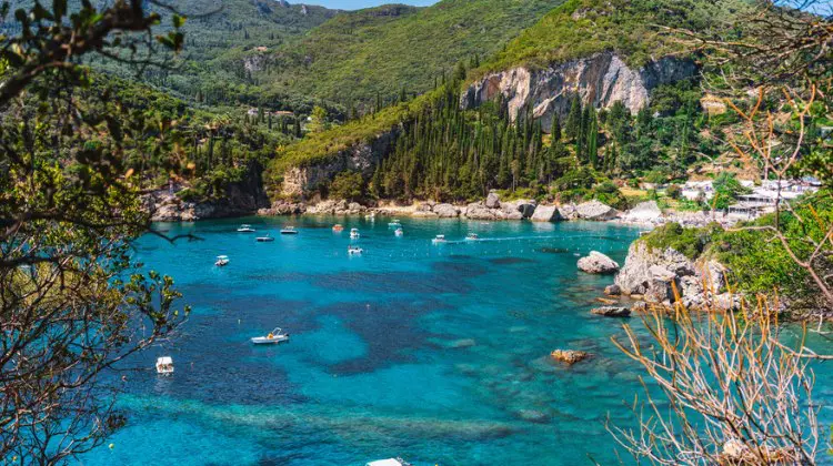 Vista de praia em Corfu, na Grécia.