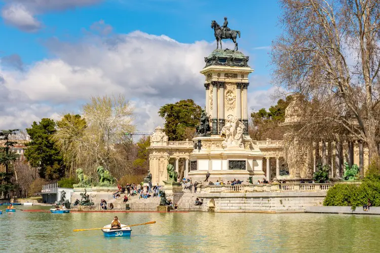 Madrid é uma cidade repleta de atividades. "El Retiro" deve ser visitado.