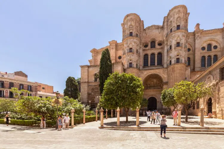 Pessoas passeando pelas ruas de Málaga