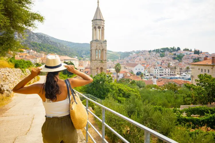 Mulher passeando por Stari Grad, em Hvar.
