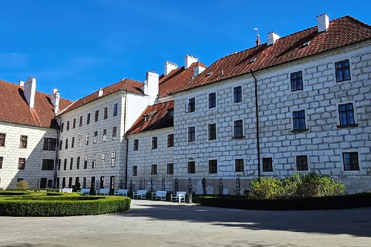 Em Třeboň, uma das cidades mais bonitas da República Tcheca, visite o castelo da cidade, ponto alto do passeio.