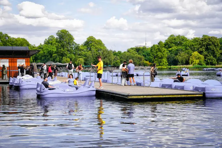 Pessoas passeando de barco no Hyde Park.