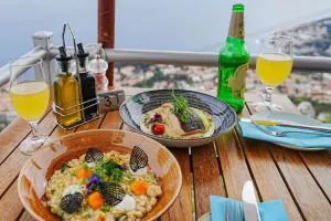 Pratos típicos na Croácia em restaurante de Dubrovnik