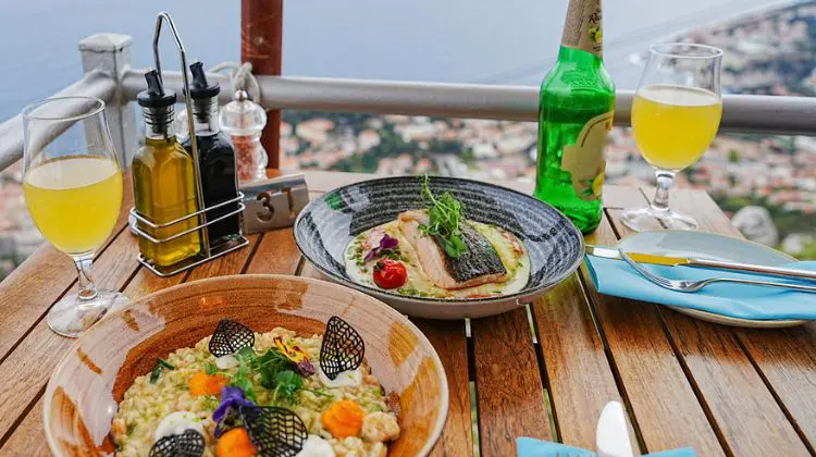 Pratos típicos na Croácia em restaurante de Dubrovnik