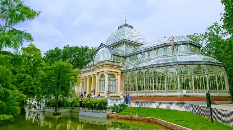 O Parque do Retiro é um dos pontos turísticos imperdíveis de Madrid, na Espanha