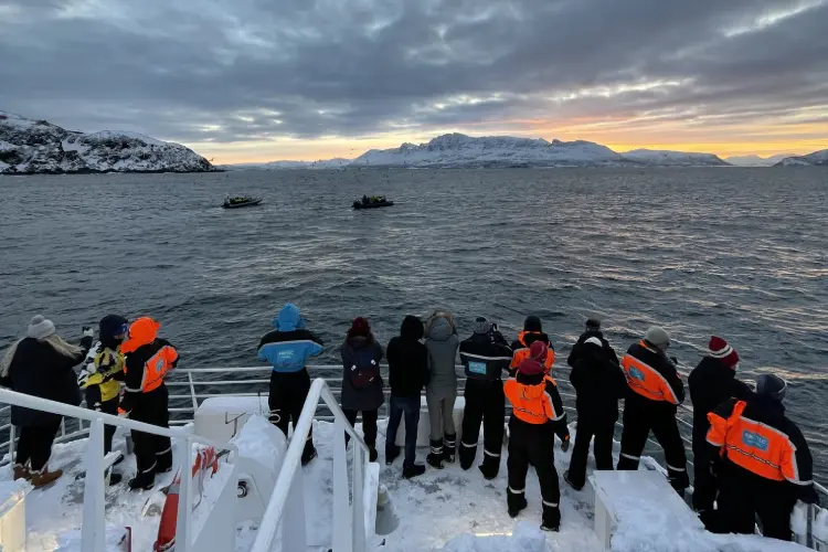 Pessoas em um barco no fiorde da Noruega