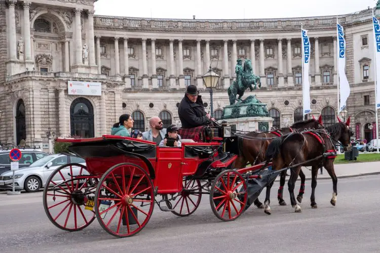 O Palácio de Hofburg em Viena é um dos pontos turísticos mais famosos da cidade