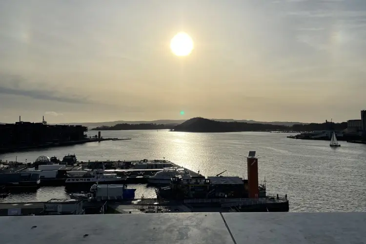 Fiorde norueguês em Oslo, próximo à casa de Ópera