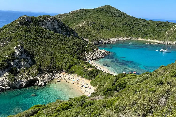 Fazer a trilha até a praia Porto Timoni tem que entrar na lista sobre o que fazer em Corfu.
