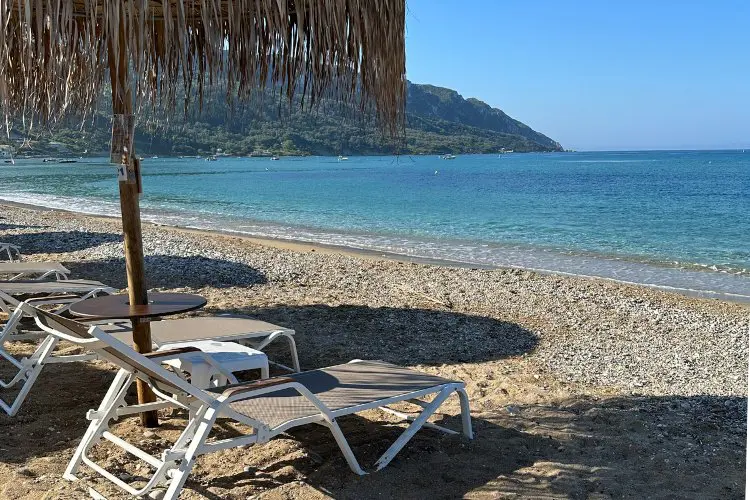Praia Agios Georgios em Corfu, na Gécia.