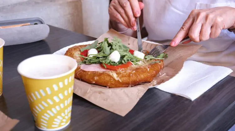 Lángos, um dos pratos típicos da Hungria