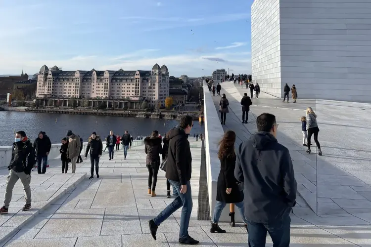 Rampa da casa de Ópera em Oslo com pessoas passeando