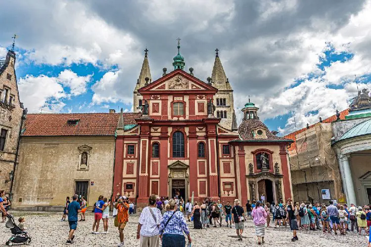 Basílica de St. George, no complexo do castelo, em Praga, é um dos principais pontos turísticos