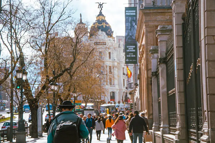 Pessoas caminham em Gran Vía, de Madrid