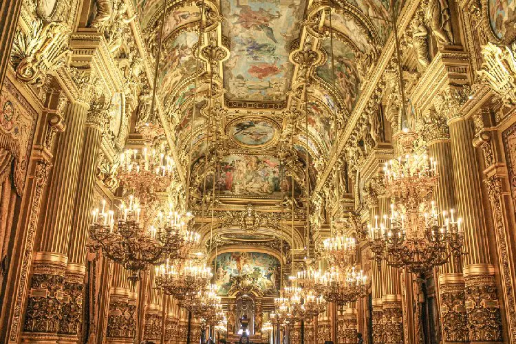 Salão Principal da Ópera Garnier, em Paris, França.