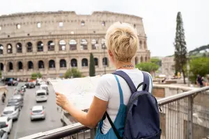 Mulher com seguro viagem Roma, explorando a cidade.