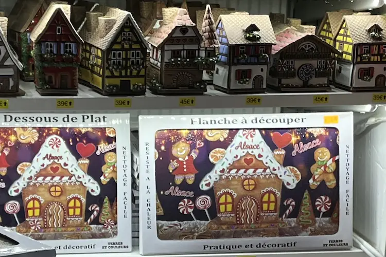 Souvenirs em loja na Alsácia, região da França