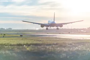 Avião decolando ao amanhecer.