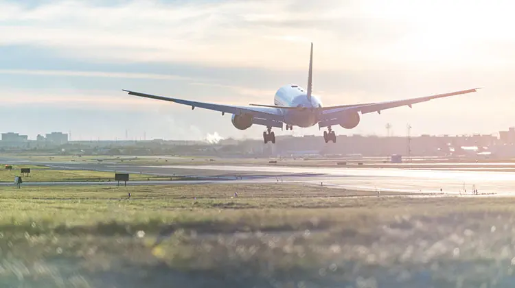 Avião decolando ao amanhecer.