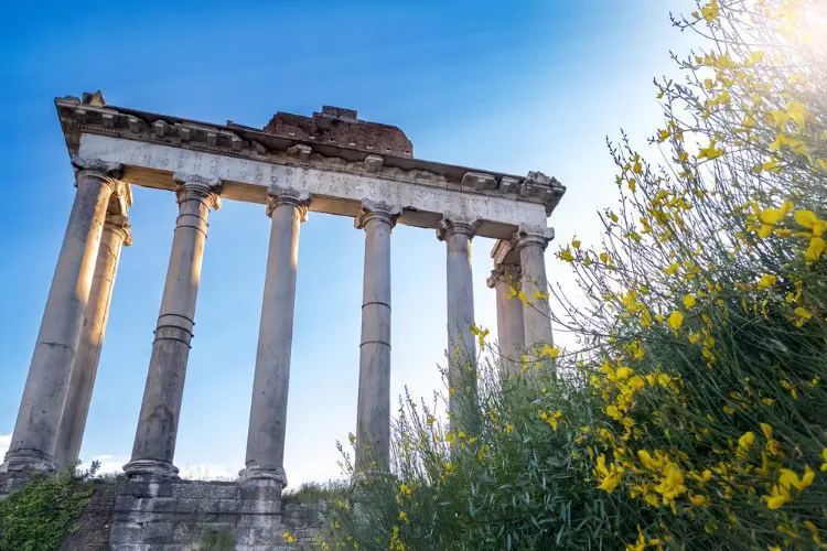 Colunas imponentes do Templo de Saturnos, no Fórum Romano