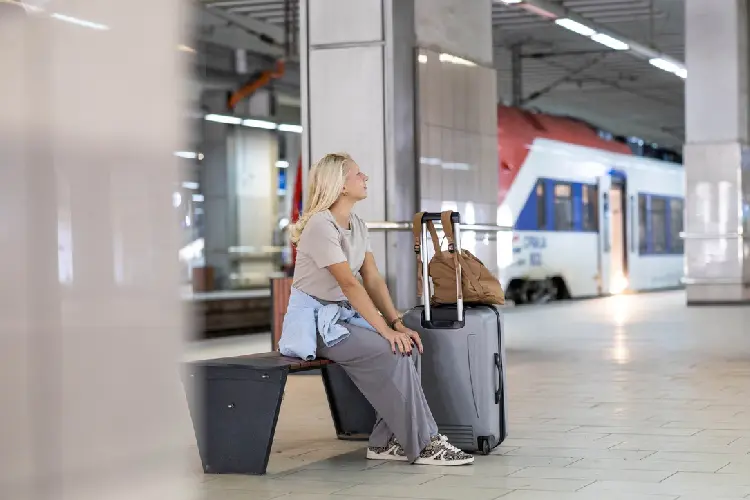 Mulher com mala em viagem na Europa no verão.