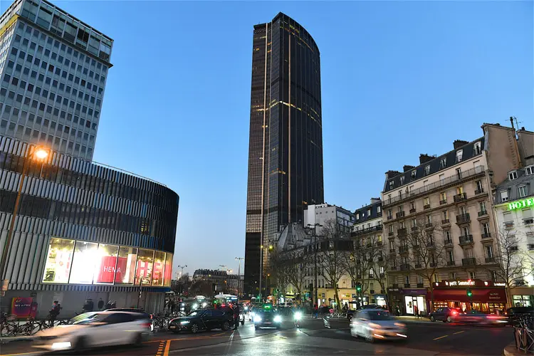 Vista externa da Torre Montparnasse durante entardecer
