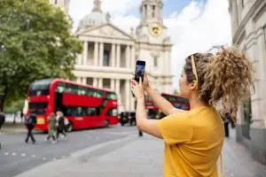 Viajar sem falar inglês é possível, mas requer práticas e estratégias