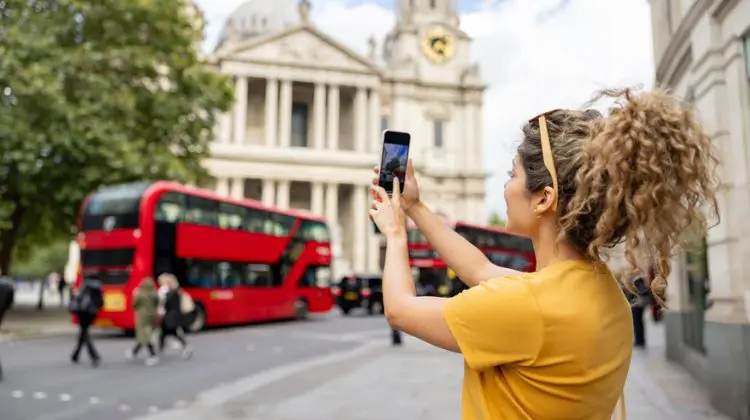 Viajar sem falar inglês é possível, mas requer práticas e estratégias